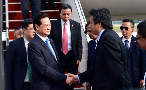 Đại diện Chính phủ Malaysia ra sân bay đón Thủ tướng Nguyễn Tấn Dũng và Đoàn Cấp cao Việt Nam.